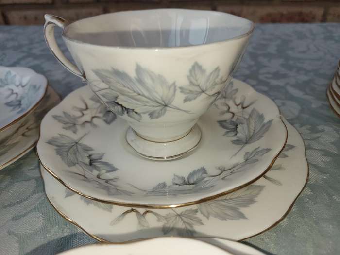 A vintage 1960s 16 piece Royal Albert England  Silver Maple collection sold as is