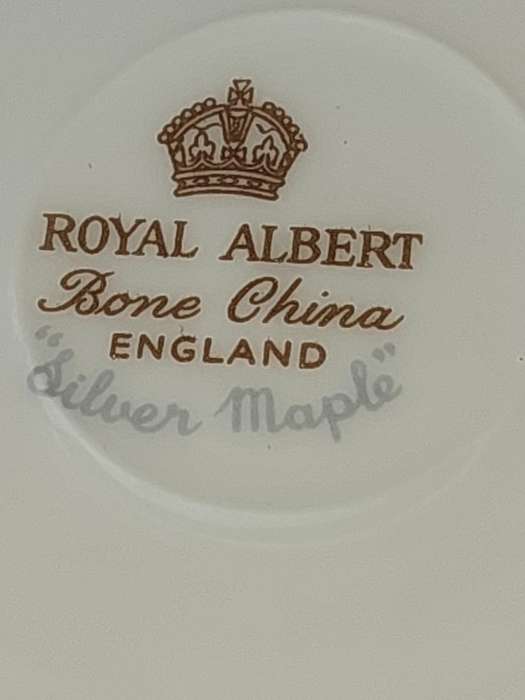 A vintage 1960s 16 piece Royal Albert England  Silver Maple collection sold as is