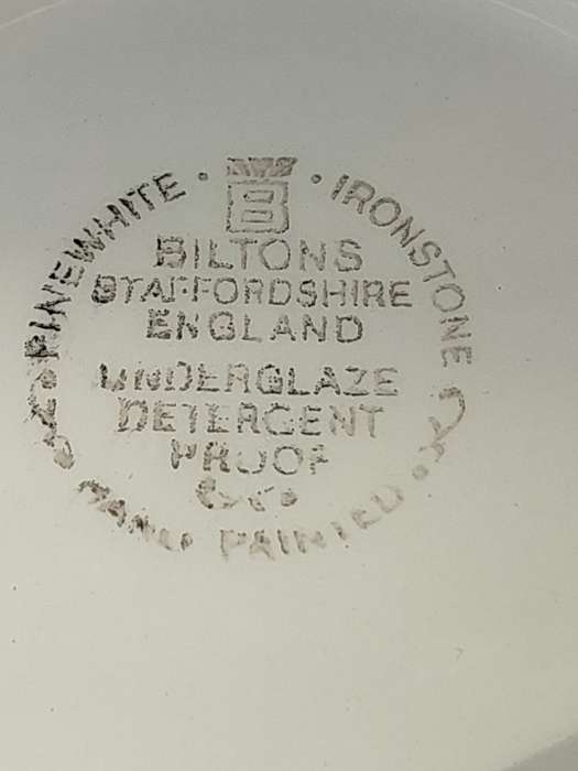 A VINTAGE COLLECTION OF 5 HAND PAINTED IRONSTONE CAKE PLATES BY BILTONS ENGLAND SOLD AS IS