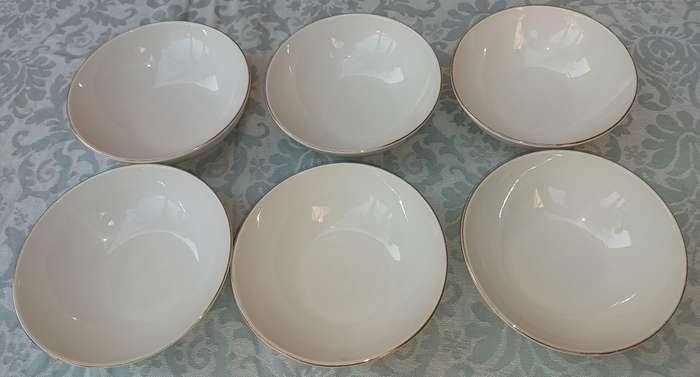A RARE COLLECTION OF THOMAS GERMANY GOLD TRIM PORCELAIN DESERT BOWLS SOLD AS IS