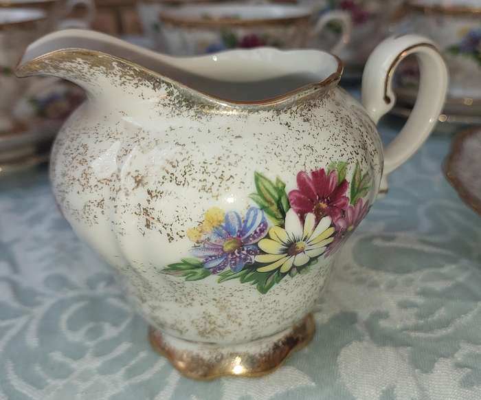AVINTAGE 34 PIECE DEODORA TEASET FINE CHINA HAND PAINTED SOLD AS IS