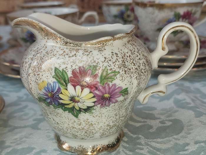 AVINTAGE 34 PIECE DEODORA TEASET FINE CHINA HAND PAINTED SOLD AS IS