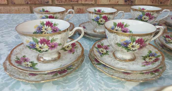 AVINTAGE 34 PIECE DEODORA TEASET FINE CHINA HAND PAINTED SOLD AS IS