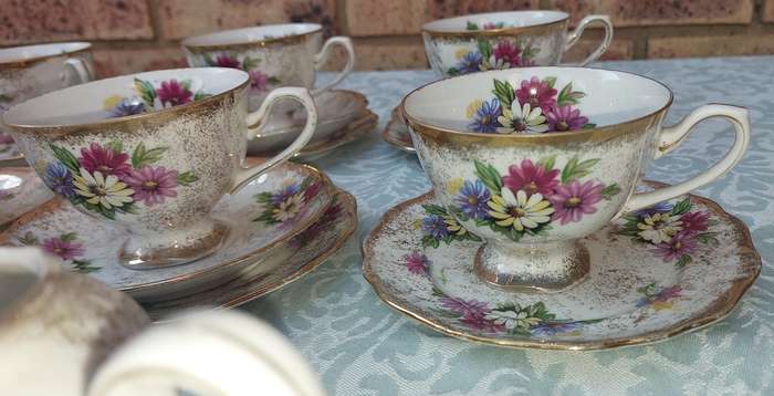 AVINTAGE 34 PIECE DEODORA TEASET FINE CHINA HAND PAINTED SOLD AS IS