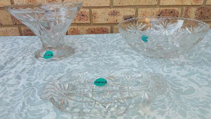 A COLLECTION OF ART DECOR GLASS SERVING UTENSILS SOLD AS IS
