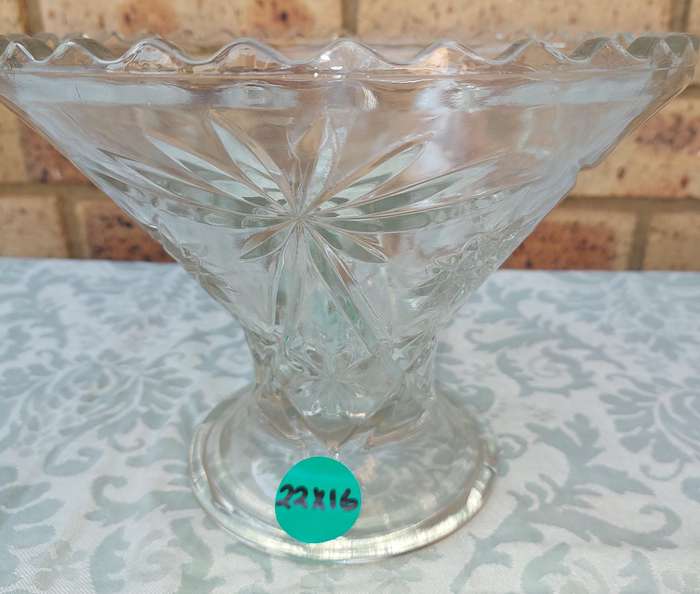 A COLLECTION OF ART DECOR GLASS SERVING UTENSILS SOLD AS IS