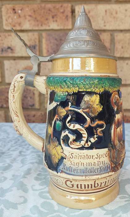 A VINTAGE ORIGINAL KING 375 ML WEST GERMANY BEER STEIN SOLD AS IS