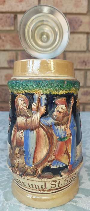A VINTAGE ORIGINAL KING 375 ML WEST GERMANY BEER STEIN SOLD AS IS