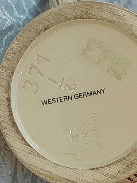 A VINTAGE ORIGINAL KING 375 ML WEST GERMANY BEER STEIN SOLD AS IS