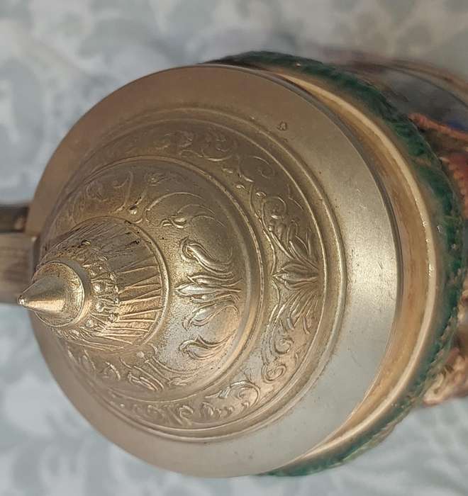 A VINTAGE ORIGINAL KING 375 ML WEST GERMANY BEER STEIN SOLD AS IS