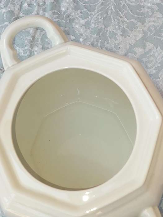 Mikasa Continental White F3000 Soup Tureen with Slotted Lid