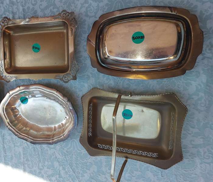 A VINTAGE COLLECTION OF KTCHENALIA UTENSILS SOLD AS IS