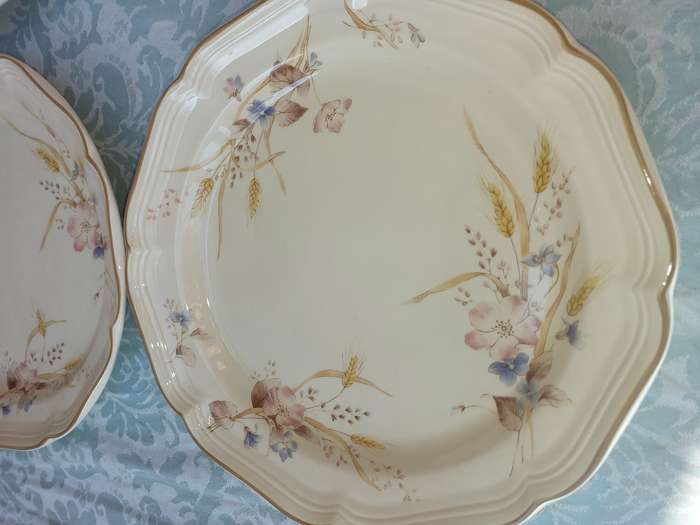 A SET OF MIKASA HERITAGE GOLDEN SKY PLATES SOLD AS IS
