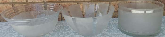A COLLECTION OF 3 ART DECOR GLASS BOWLS SOLD AS IS