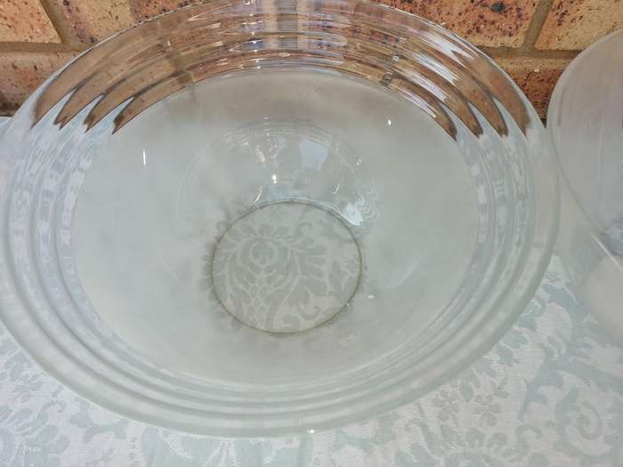 A COLLECTION OF 3 ART DECOR GLASS BOWLS SOLD AS IS