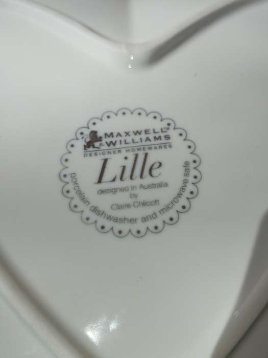 A MAXWELL & WILLIAMS LILLE  DESIGNED IN AUSTRAILIA HEART SHAPED SERVING PLATTER