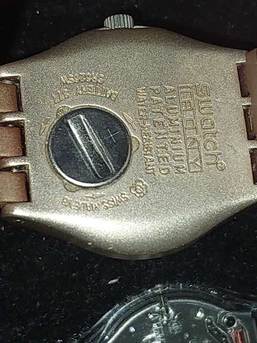 TWO VINTAGE SWATCH WATCHES NEED NEW BATTERIES SOLD AS IS