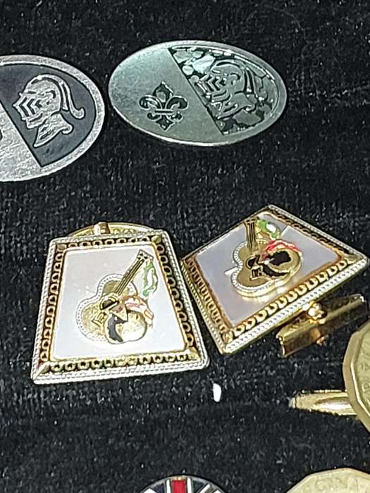 A RETIRED GENTLEMENS CUFFLINK COLLECTION SOLD AS IS