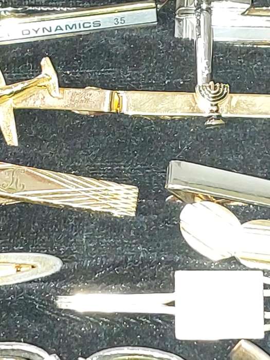 A RETIRED GENTLEMENS CUFFLINK COLLECTION SOLD AS IS