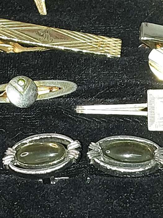 A RETIRED GENTLEMENS CUFFLINK COLLECTION SOLD AS IS