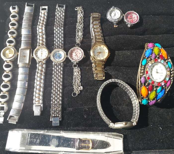 A JOBLOT QUARTZ FASHION WATCHES SOLD AS IS NOT TESTED