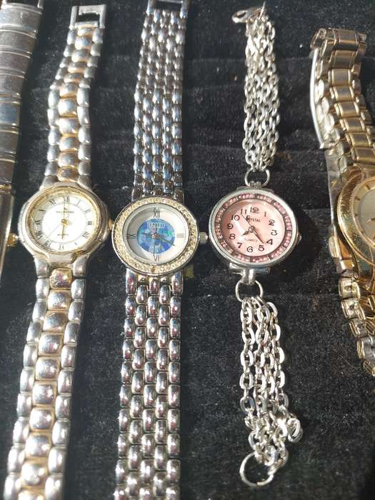 A JOBLOT QUARTZ FASHION WATCHES SOLD AS IS NOT TESTED