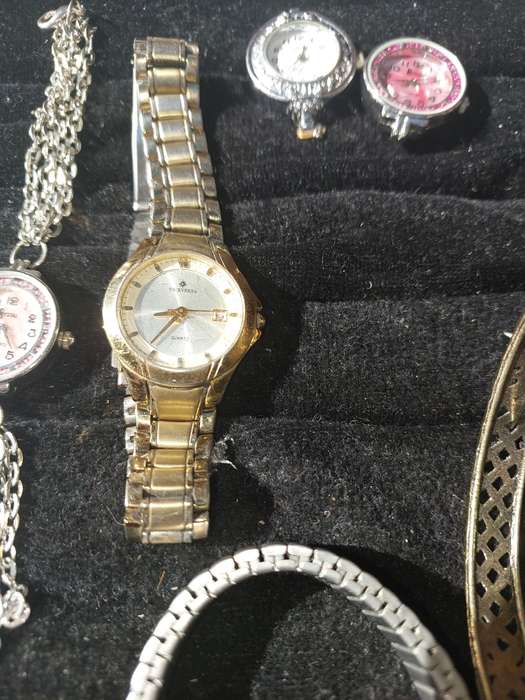 A JOBLOT QUARTZ FASHION WATCHES SOLD AS IS NOT TESTED