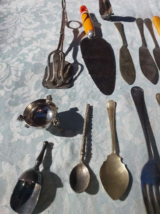 A JOBLOT VINTAGE COLOLECTION CUTLERY SOLD AS IS
