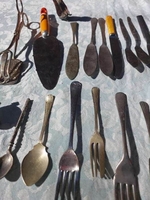A JOBLOT VINTAGE COLOLECTION CUTLERY SOLD AS IS