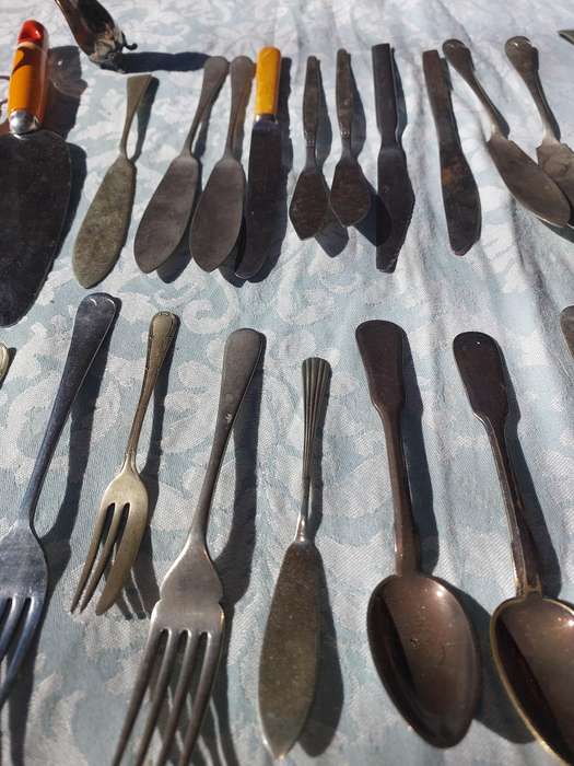A JOBLOT VINTAGE COLOLECTION CUTLERY SOLD AS IS