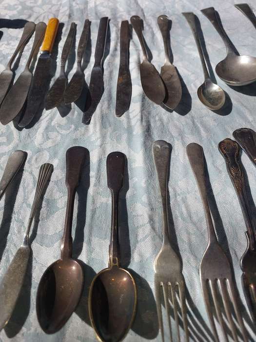 A JOBLOT VINTAGE COLOLECTION CUTLERY SOLD AS IS