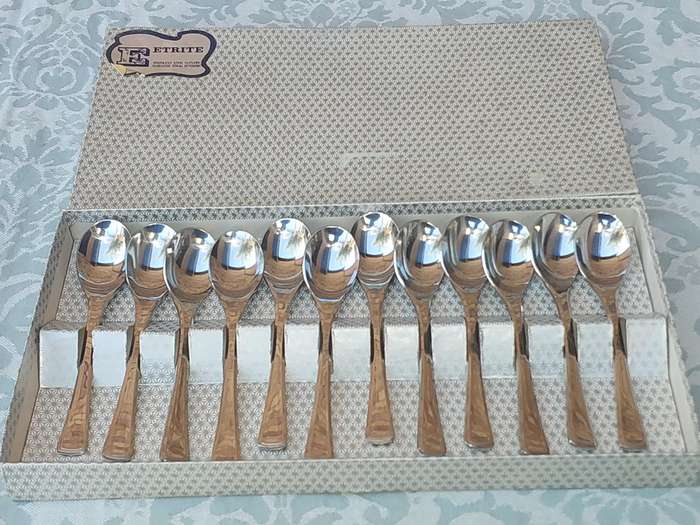 A VINTAGE SET OF 12 EETRITE STAINLESS STEEL TEASPOONS SOLD AS IS