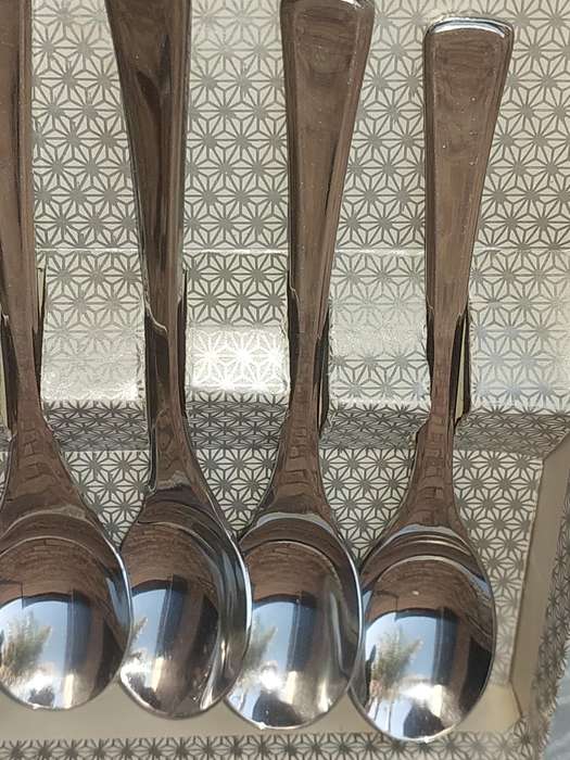 A VINTAGE SET OF 12 EETRITE STAINLESS STEEL TEASPOONS SOLD AS IS