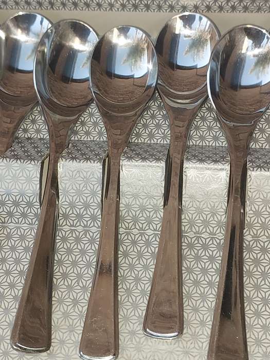 A VINTAGE SET OF 12 EETRITE STAINLESS STEEL TEASPOONS SOLD AS IS