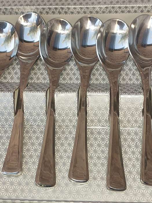 A VINTAGE SET OF 12 EETRITE STAINLESS STEEL TEASPOONS SOLD AS IS