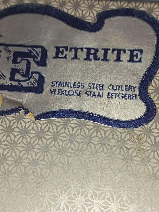 A VINTAGE SET OF 12 EETRITE STAINLESS STEEL TEASPOONS SOLD AS IS