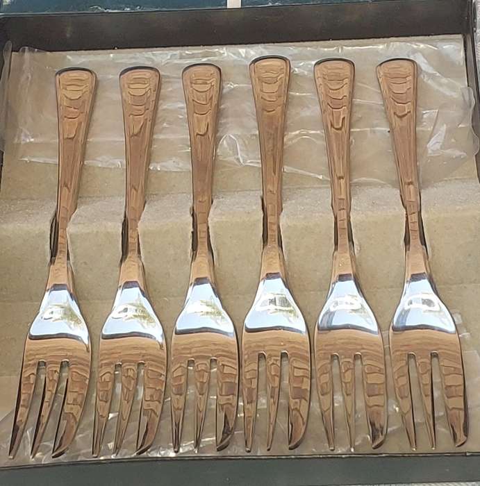 A SET OF EETRITE PASTRY FORKS STAINLESS STEEL SOLD AS IS