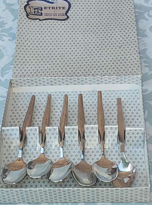 A VINTAGE SET OF 188 STAINLESS STEEL DEMARTESE SPOONS SOLD AS IS