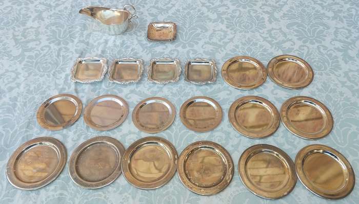A VINTAGE COLLECTION SILVER PLATED CANOP'E SERVING DISHES SOLD AS IS