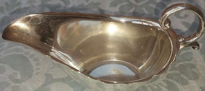 A VINTAGE COLLECTION SILVER PLATED CANOP'E SERVING DISHES SOLD AS IS
