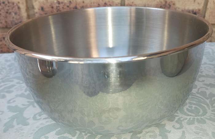 A COLLECTION OF JOBLOT SS KITCHEN UTENSILS MIXING BOWLS