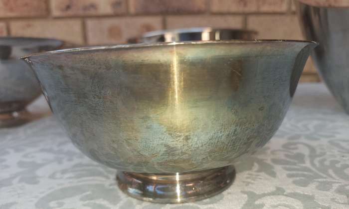 A COLLECTION OF JOBLOT SS KITCHEN UTENSILS MIXING BOWLS