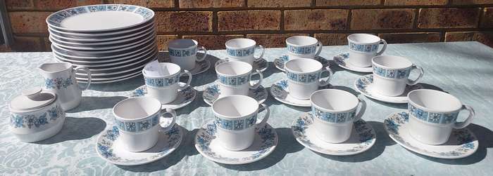A COLLECTION OF VINTAGE PROGRESSION CHINA MODA 905 TEA CUPS SAUCERS AND DINNER PLATES 39 PIECES