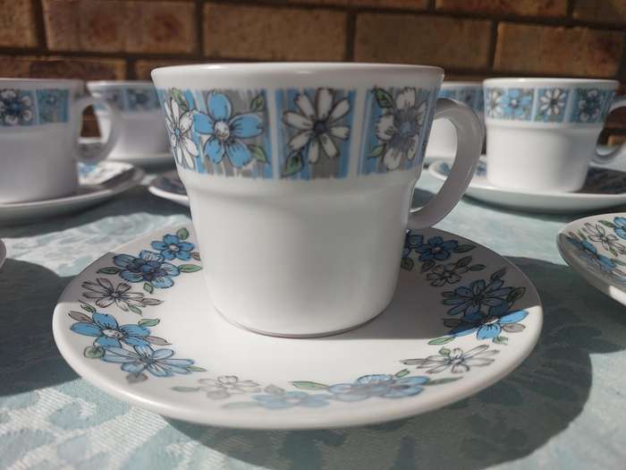 A COLLECTION OF VINTAGE PROGRESSION CHINA MODA 905 TEA CUPS SAUCERS AND DINNER PLATES 39 PIECES