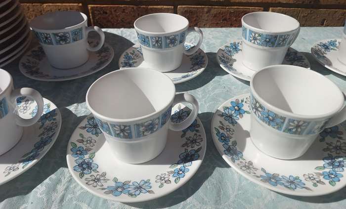 A COLLECTION OF VINTAGE PROGRESSION CHINA MODA 905 TEA CUPS SAUCERS AND DINNER PLATES 39 PIECES