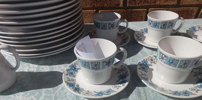 A COLLECTION OF VINTAGE PROGRESSION CHINA MODA 905 TEA CUPS SAUCERS AND DINNER PLATES 39 PIECES