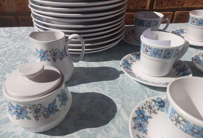 A COLLECTION OF VINTAGE PROGRESSION CHINA MODA 905 TEA CUPS SAUCERS AND DINNER PLATES 39 PIECES