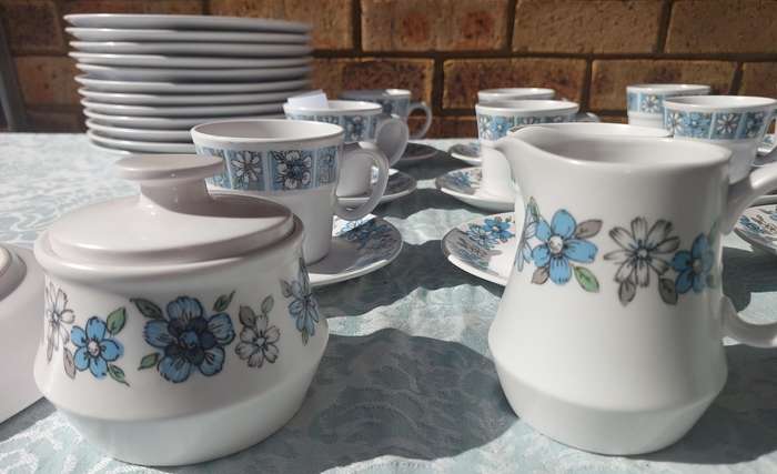 A COLLECTION OF VINTAGE PROGRESSION CHINA MODA 905 TEA CUPS SAUCERS AND DINNER PLATES 39 PIECES