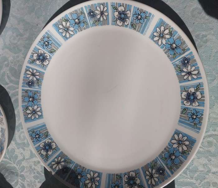 A COLLECTION OF VINTAGE PROGRESSION CHINA MODA 905 TEA CUPS SAUCERS AND DINNER PLATES 39 PIECES