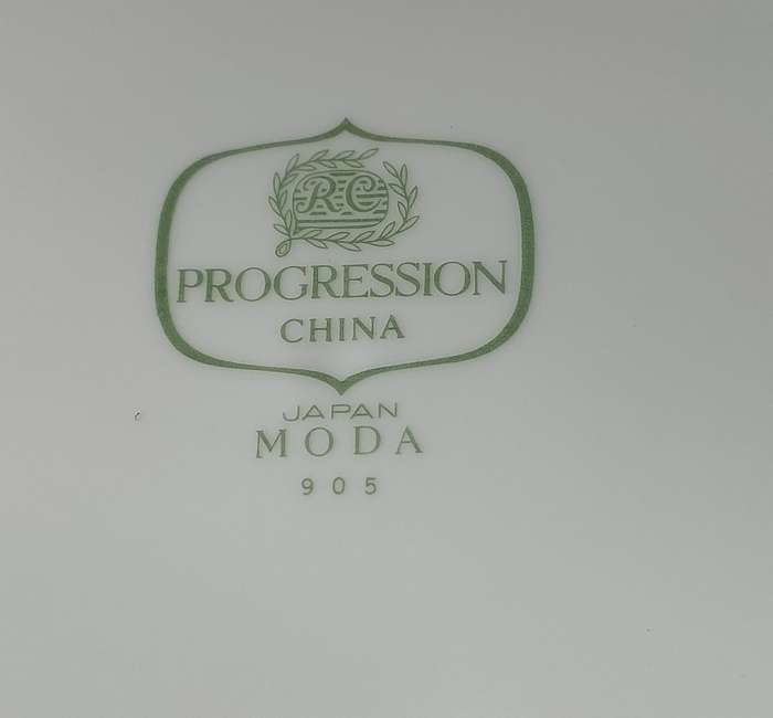 A COLLECTION OF VINTAGE PROGRESSION CHINA MODA 905 TEA CUPS SAUCERS AND DINNER PLATES 39 PIECES